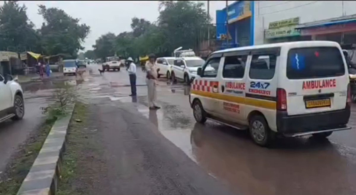 रास्ता किसका, हक किसका? मंत्री के आगे थमी जिंदगी? एम्बुलेंस से ज्यादा VIP जरूरी? मरीज तड़पता रहा, रास्ता बंद.... जांजगीर-चांपा में मंत्री के काफिले के दौरान एम्बुलेंस को रोक दिया गया। स्वतंत्रता दिवस कार्यक्रम के मुख्य अतिथि मंत्री गुरु खुशवंत साहब के काफिले के गुजरने के दौरान मरीज को लेकर जा रही एम्बुलेंस को काफी समय तक इंतजार करना पड़ा जबकि काफिले में शामिल वाहन लगातार गुजरते नजर आते हैं। घटना के बाद VIP कल्चर और मानवता को लेकर सवाल उठ रहे हैं। आलोचकों का कहना है कि जब एम्बुलेंस में मरीज मौजूद हो, तब उसे प्राथमिकता मिलनी चाहिए। हमे अंग्रेजों से तो आजादी मिल नहीं लेकिन इन नेताओं से कब मिलेगी?