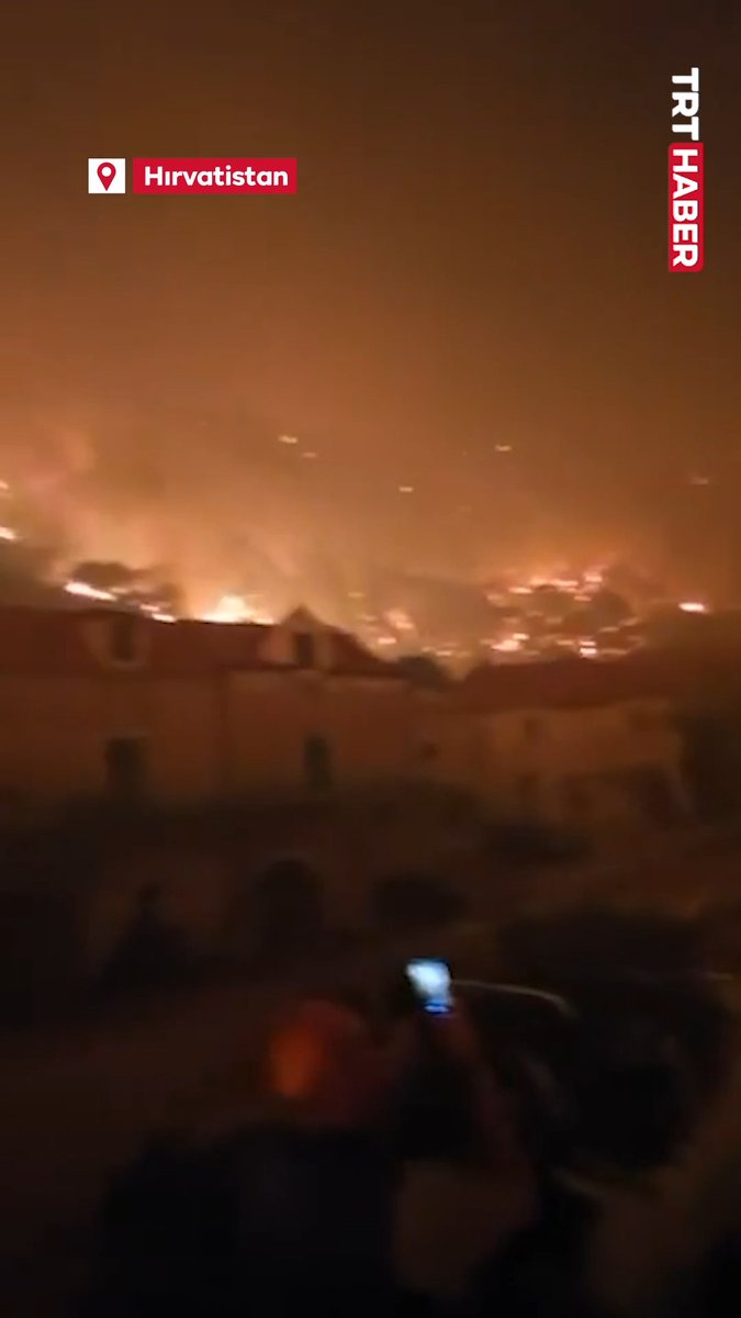 Hırvatistan'ın Omis kentinde çıkan orman yangını rüzgarın etkisiyle yerleşim yerlerine yayıldı.