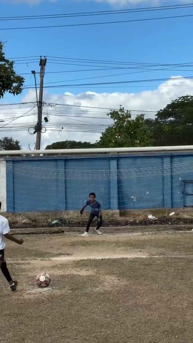 Así se ataja un penal.😤🧤⚽️ (Vía @guialvesofc__/ig)