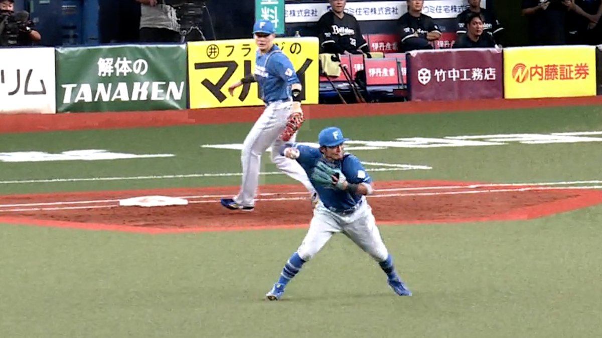 その打球を逆シングルで⁉ 打球が緩いとみるや二塁送球の速さを考えて逆シングルで捕球👀 #上川畑大悟 の判断力とグラブさばきが光り鮮やかなゲッツー完成✨ #lovefighters #ベースボールLIVE で配信中[初月無料]