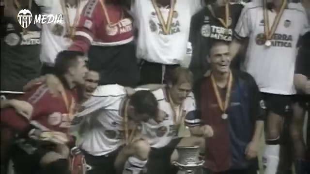 🔙 Tal día como hoy en 1999 el Valencia CF se proclamó campeón de la Supercopa de España 🏆 #ADNVCF 🦇