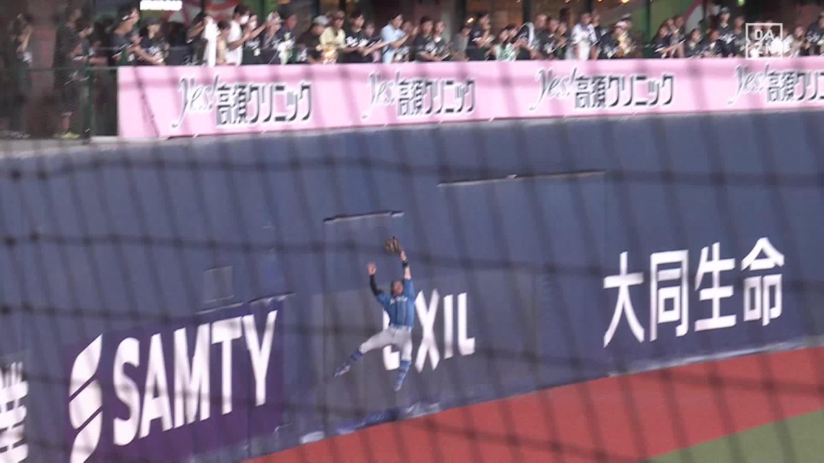 伝説の試合の再戦か 細川凌平 来田涼斗の 大飛球をジャンピングキャッチ! ※2019年のセンバツで両者 1番センターで対戦経験あり ⚾️オリックス×日本ハム #lovefighters #だったらDAZN