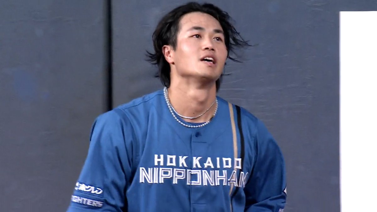 タイミングもジャンプ力も抜群👏 #細川凌平 フェンス直撃かという打球をスーパーキャッチ💯 スタジアムにどよめき👂が起こるビッグプレー🙌🙌 #lovefighters #ベースボールLIVE で配信中[初月無料]