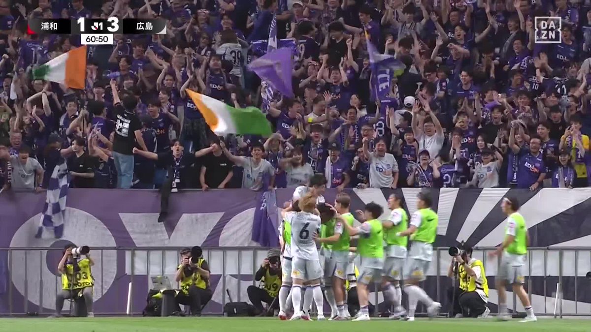 新たなストライカー降臨🟣 🇨🇮セバスティアン アレーが蹴り込んだ！ アレーは待望の移籍後初ゴール👏👏 一目散に国旗はためくゴール裏へ🔜 🏆明治安田J1リーグ第2節 🆚浦和×広島 📺DAZN ライブ配信中 #Jリーグ #だったらDAZN