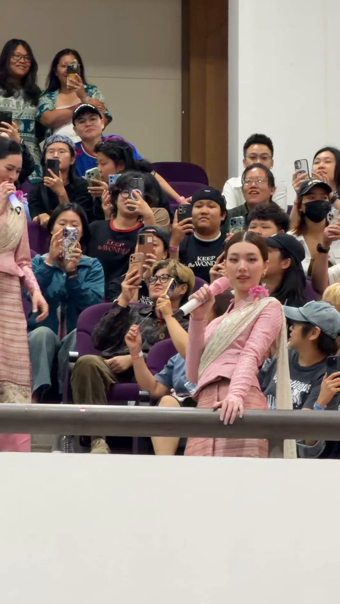 *Ling playing with fans* 🦋: Go now jie! 🦮: Yes ma'am. Going. SIMPPPPPPPPPPP LINGORM THAILAND FANTOUR #LingOrmChiangMaiFanMeet