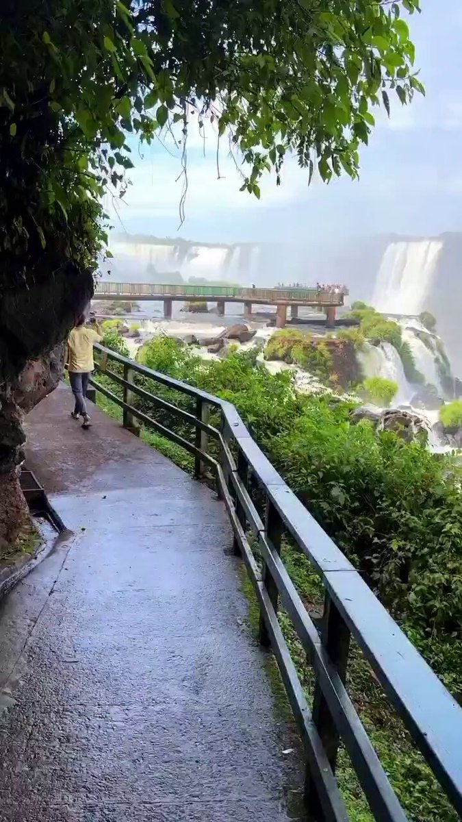 The Iguazu falls, between Argentina and Brazil, with their total width of 2.7 kilometres and their average flow rate of 1,756 m³/s, are the largest waterfalls system in the world. [📹Otabek_Juraew]