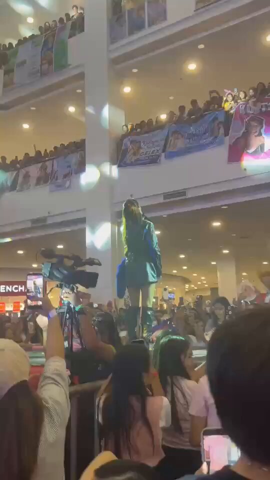 Nakakaiyak yung pag cheer! Yung pag wagayway ng banner nya! Ang galing!