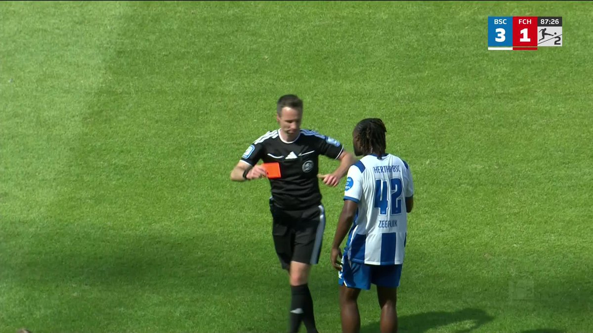 Glatt Rot für Zeefuik! 🟥 Trotz Unterzahl stellt die Hertha kurz darauf auf 4:1! 🔥 Die 2. Bundesliga live auf Sky 🍿📺 #BSCFCH #sky2bundesliga #2bundesliga