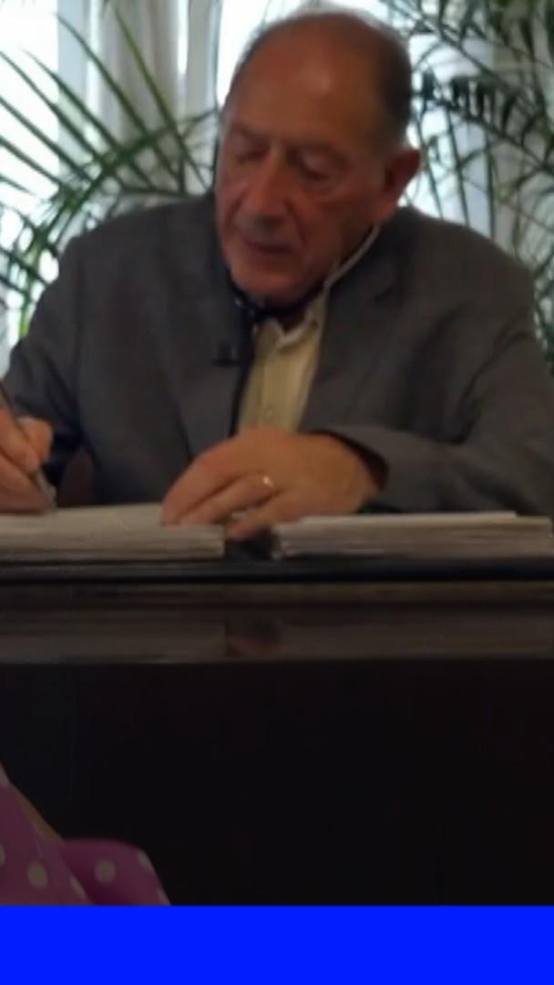 "Vous avez des relations presque affectueuses avec vos malades" À 90 ans, ce médecin refuse de partir à la retraite