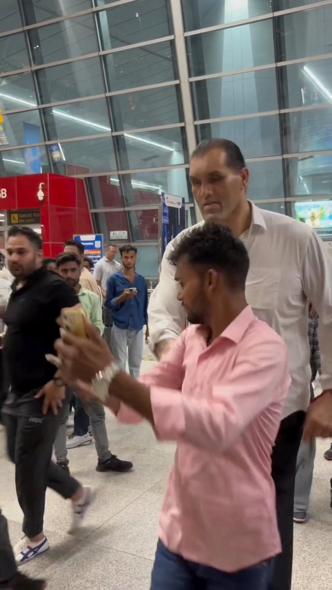 LIFE LESSON: NEVER GET IN FRONT OF THE GREAT KHALI WHILE HES WALKING AND TAKE A RANDOM PICTURE 😭