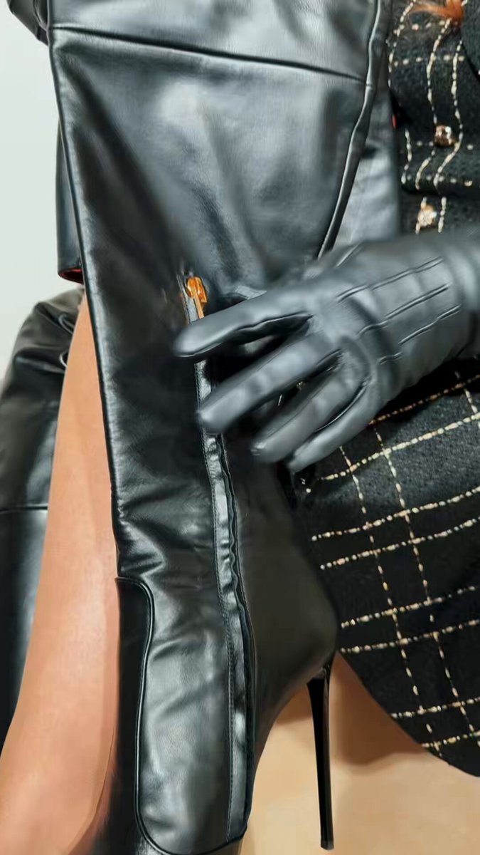 Super Thigh High Saturday 🖤 Is there more to say? Absolutely! Leather boots, leather gloves, leather is my passion 🖤🔥🖤 Not every pair can be red bottoms, and I’m still on the hunt for my elusive white whale: LB platform knee high boots. What’s your leather white whale?