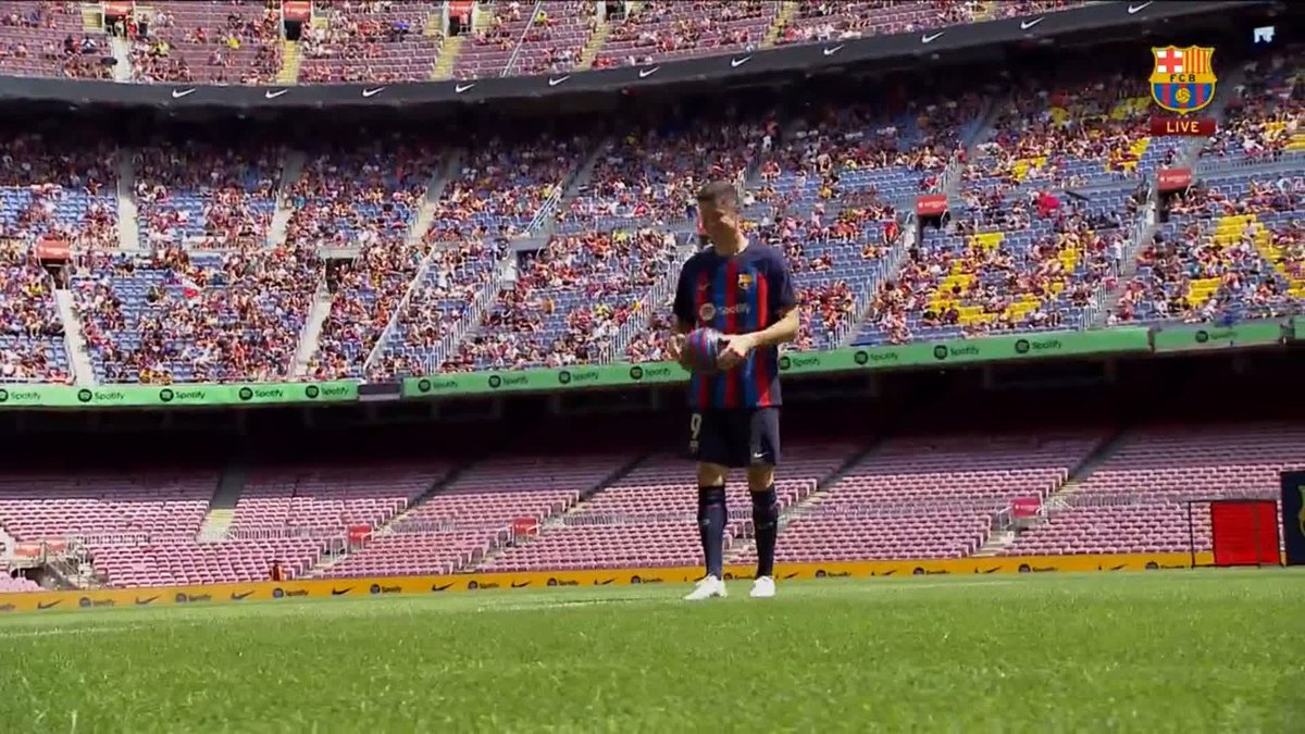 Es cosa mía o se ha perdido la tradición de presentar los fichajes dando toques delante de la afición.