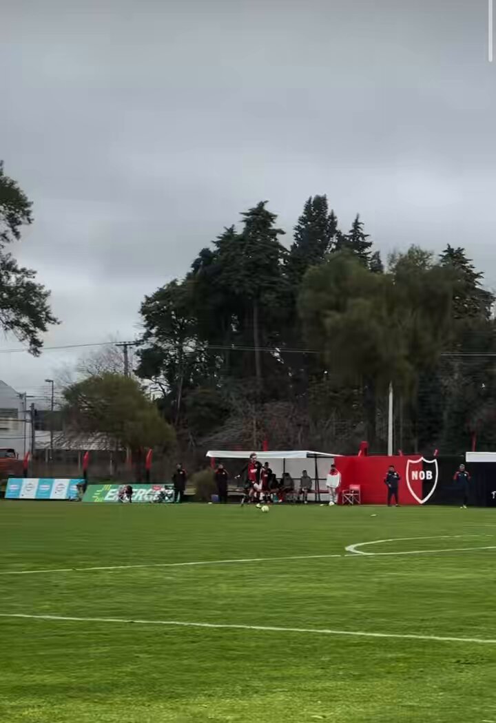 Golazo de Augusto Levrand, otro niño ario de las inferiores de Newell’s. Definió mejor que todos los de primera división, está en 4ta en este momento.