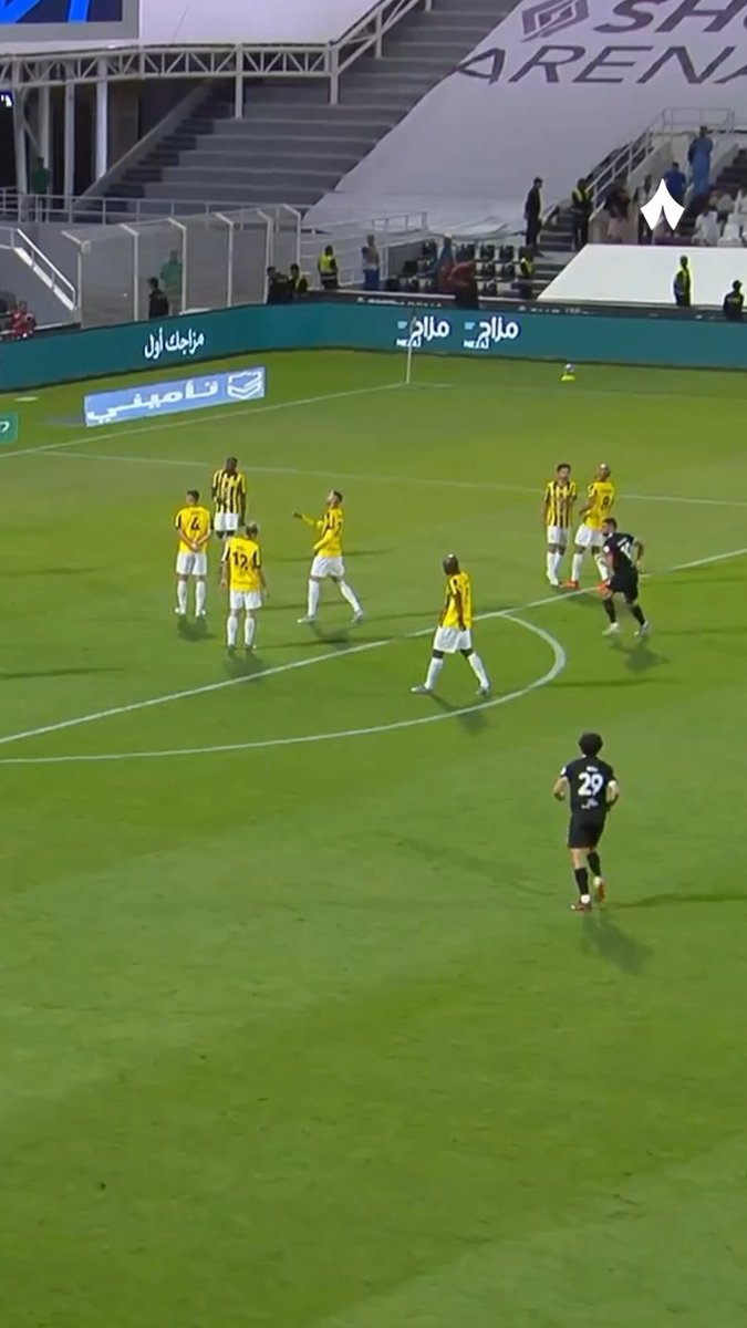 روجر مارتينيز لاعبًا للشباب رسميًا ⚪⚫🔥 تقرير يسلّط الضوء على انضمام رابع هدافي الدوري الموسم الماضي روجر مارتينيز إلى الشباب… فكم هدفًا تتوقع أن يساهم به إلى جانب كاراسكو هذا الموسم؟ ⚽📊