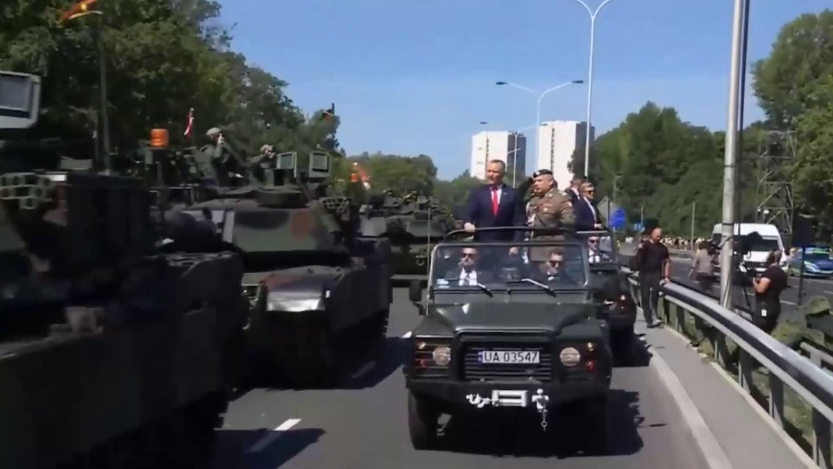 🇵🇱 The largest military parade in Poland’s history took place in Warsaw for Armed Forces Day, marking the 106th anniversary of the 1920 Battle of Warsaw. Nearly 2,000 troops from all Polish branches marched with NATO allies from the US, UK, Canada, France, Romania, and Croatia. Over 300 combat vehicles rolled by, including Abrams and K2 tanks, Borsuk IFVs, Krab howitzers, HIMARS, and Patriot systems. More than 60 aircraft flew overhead. The highlight was the first public appearance of Poland’s new F-35 “Husarz” jets, flying with F-16s, FA-50s, Apaches, and Black Hawks.