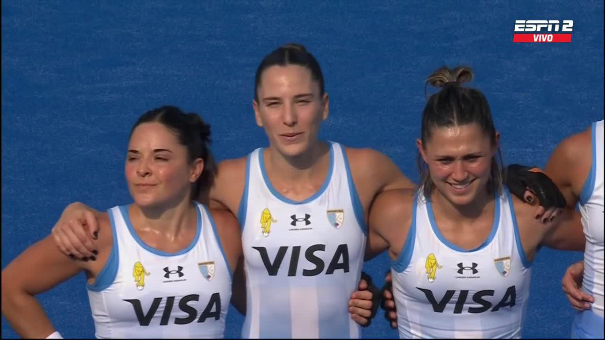EMOCIÓN ALBICELESTE: así se vivió el himno argentino en la previa del debut de Las Leonas vs. Estados Unidos en el Mundial de Hockey Femenino. 📺 #HWC2026 | #DisneyPlus Plan Premium