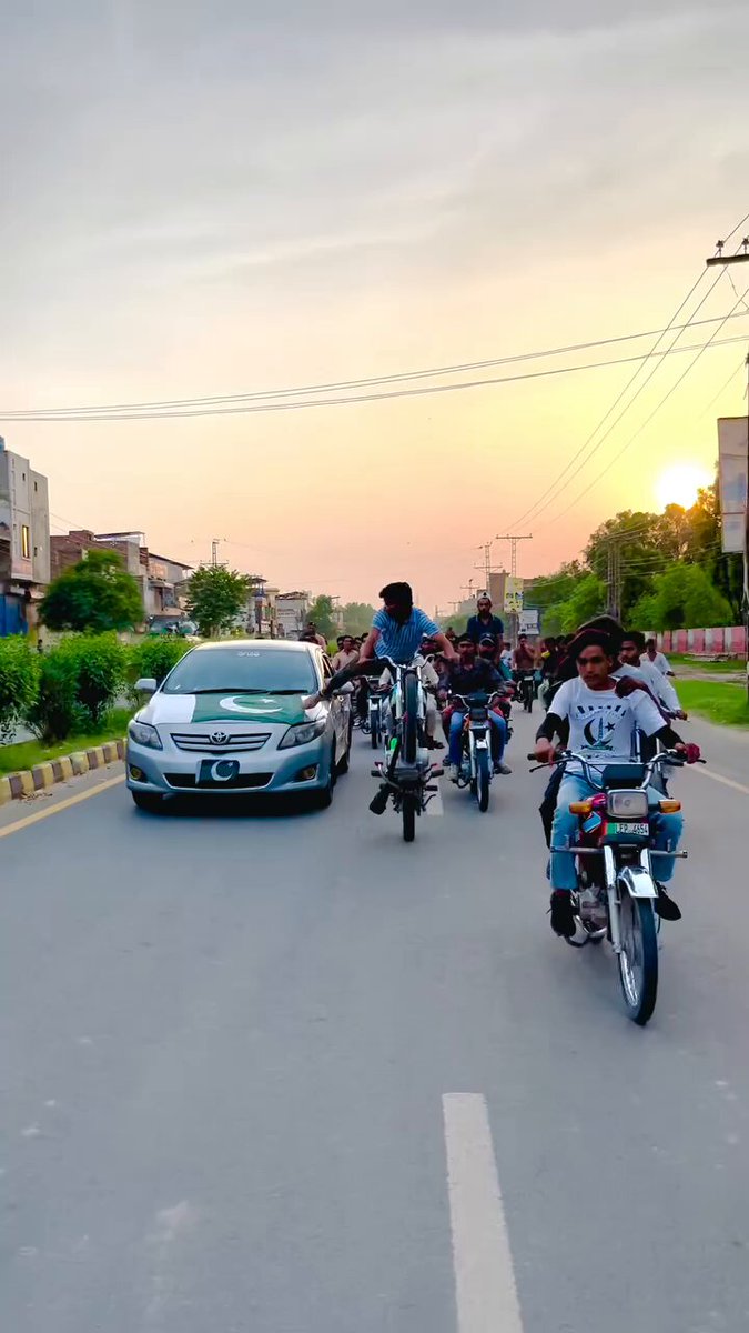 पाकिस्तान में अलग ही चूतियापा चल रहा है,
