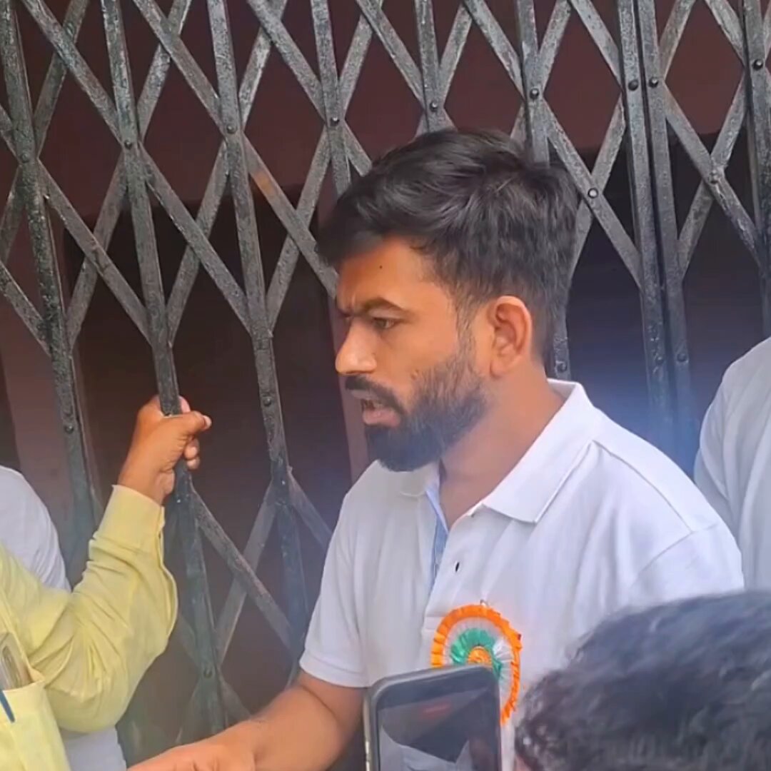 Look at the attitude of Abhijeet Dipke. He went to a school in Maharashtra and after reaching there he started demanding the principal’s resignation. He is threatening that if the principal does not resign, they will stage a protest inside the school. How are these CJP mafias allowed to enter schools and threaten government employees? Yesterday, even Ashutosh Ranka was seen disrespecting a police officer 💔
