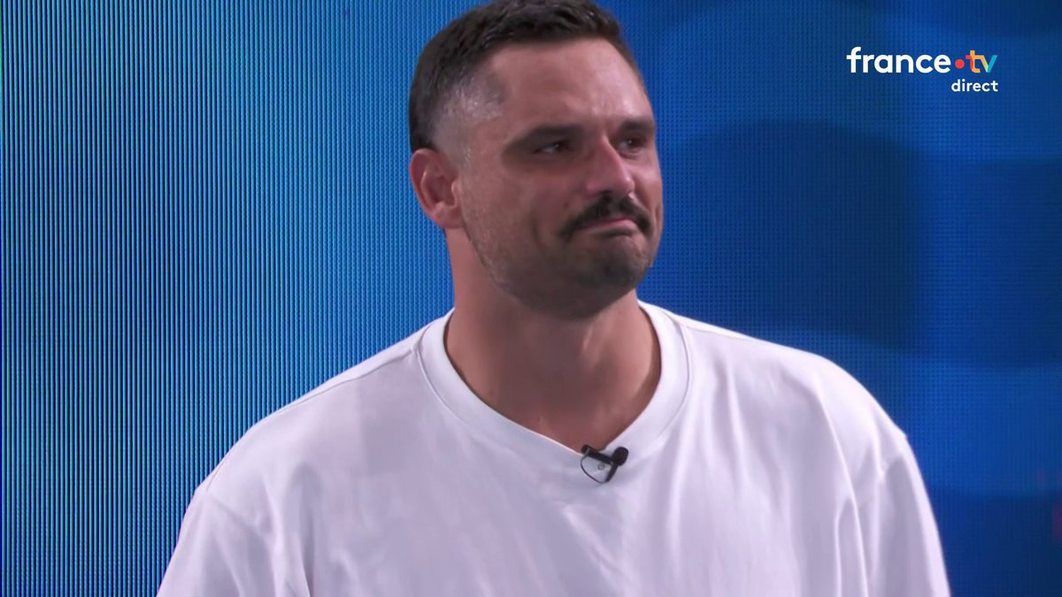 🏊 #Paris2026 | 🥹 Les larmes de Florent Manaudou, alors que tout le public de Saint-Denis lui rend hommage après l'annonce de sa retraite. 📺 Suivez le direct :