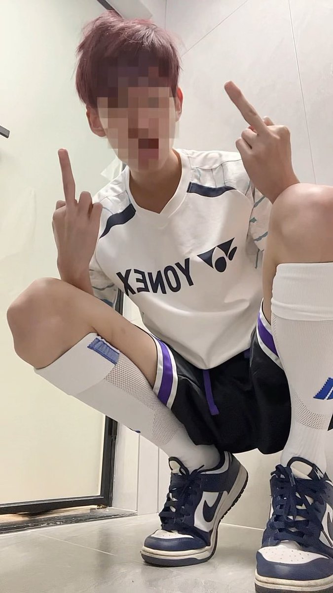 本人大概就是天生 #潮喷 体质吧,#射精 之后只需要责一会就来表演了个小喷泉,尿了半分钟,喜欢看 #潮吹 的宝贝真的有福了,爽的我腿软站不稳,指路46秒(我喘的好难听致歉我是真忍不住)(尤尼克斯加篮球裤搭配致歉因为我觉得很骚才这么穿) #喷射 #白袜