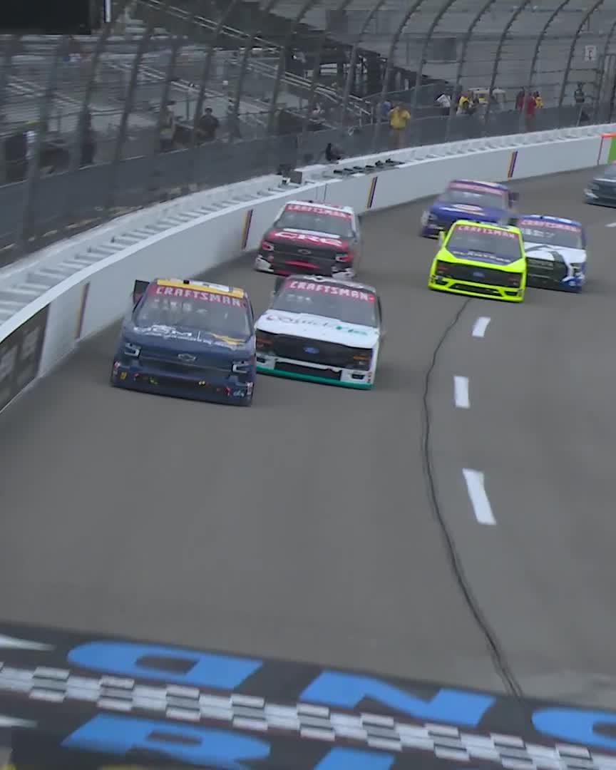 CONTACT BETWEEN THE CHAMPS! 😱 Ty Majeski and Corey Heim trade blows in Stage 2.