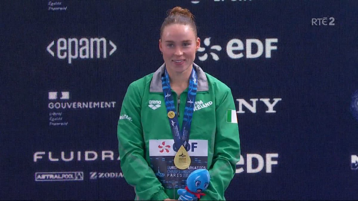 For the second time this week, Amhrán na bhFiann blares out in Paris as Ellen Walsh celebrates her 200m IM gold medal triumph at the European Aquatics Championships #RTESport