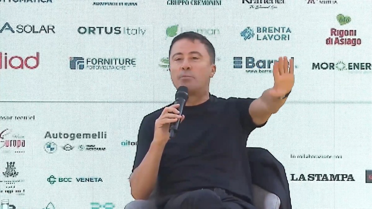 Bocchino: "Gorgia Meloni puzza di popolo perché alla conferenza stampa disse di dover andare in bagno [...] Ogni sera mille famiglie festeggiano un'assunzione. L'occupazione è ai massimi storici, la busta paga degli italiani è aumentata" Il pubblico rumoreggia. Non è AI.