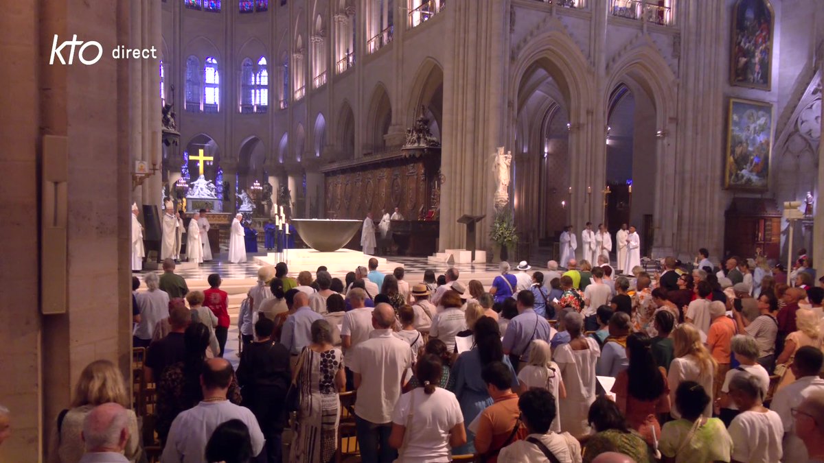 🇫🇷🩵 𝗙𝗟𝗔𝗦𝗛 𝗜𝗡𝗙𝗢 — En cette solennité de l’Assomption, la prière du Salve Regina a résonné dans la cathédrale Notre-Dame de Paris.