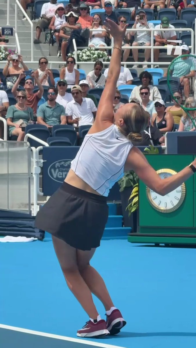 Taking care of business 💅 Amanada Anisimova took out Zeynep Sonmez 6-2, 6-3 to advance to the third round in Cincy ✨ #cincytennis