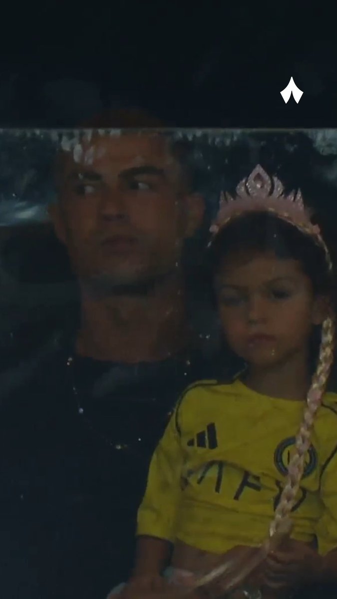 كريستيانو رونالدو وابنته يتابعان المواجهة من المدرجات. 💛👨‍👧 #النصر_الفتح | #دوري_روشن_السعودي