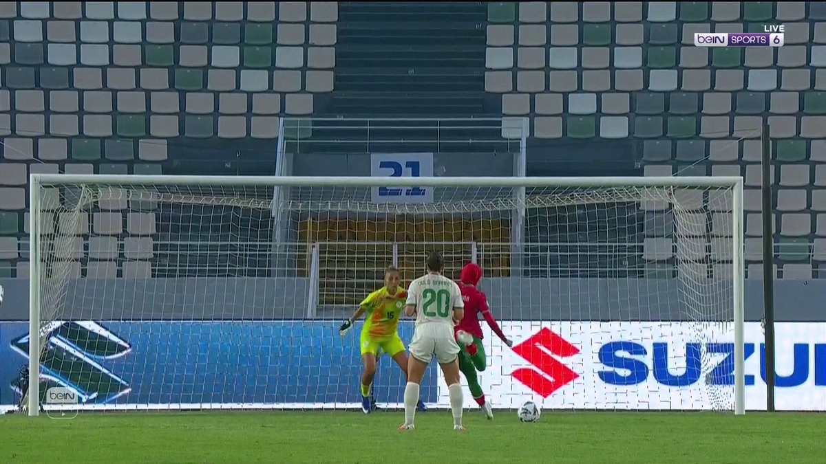 نهيلة بنزينة تهدر ركلة جزاء في الوقت القاتل من المباراة 😱 🥅 #كأس_أمم_إفريقيا_للسيدات