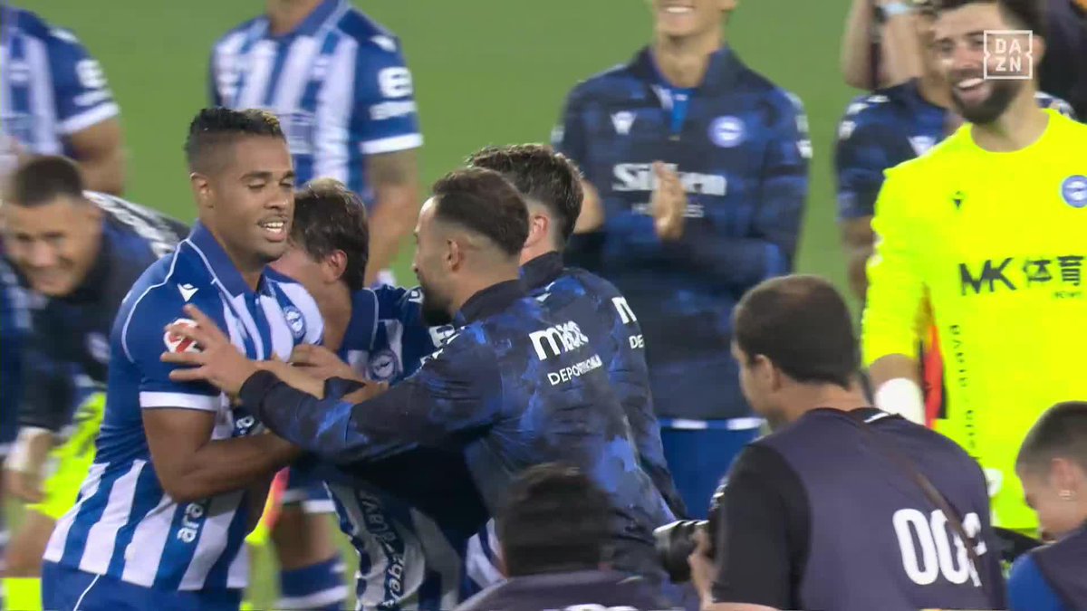 MENUDA IMAGEN🥹 Jugadores y afición del Deportivo Alavés APLAUDIENDO a Mariano Díaz después de su PARTIDAZO contra el Getafe. EMPIEZA LA TEMPORADA CON DOS ASISTENCIAS Y GOL🔥 #LALIGAenDAZN ⚽