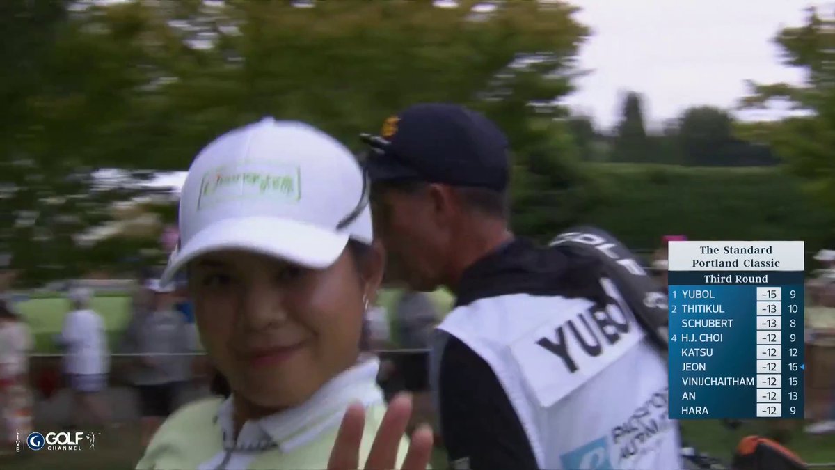 LPGA Portland Classic leader Arpichaya Yubol hustlin' to the next tee box, but had time to say hey on the way 👋😂