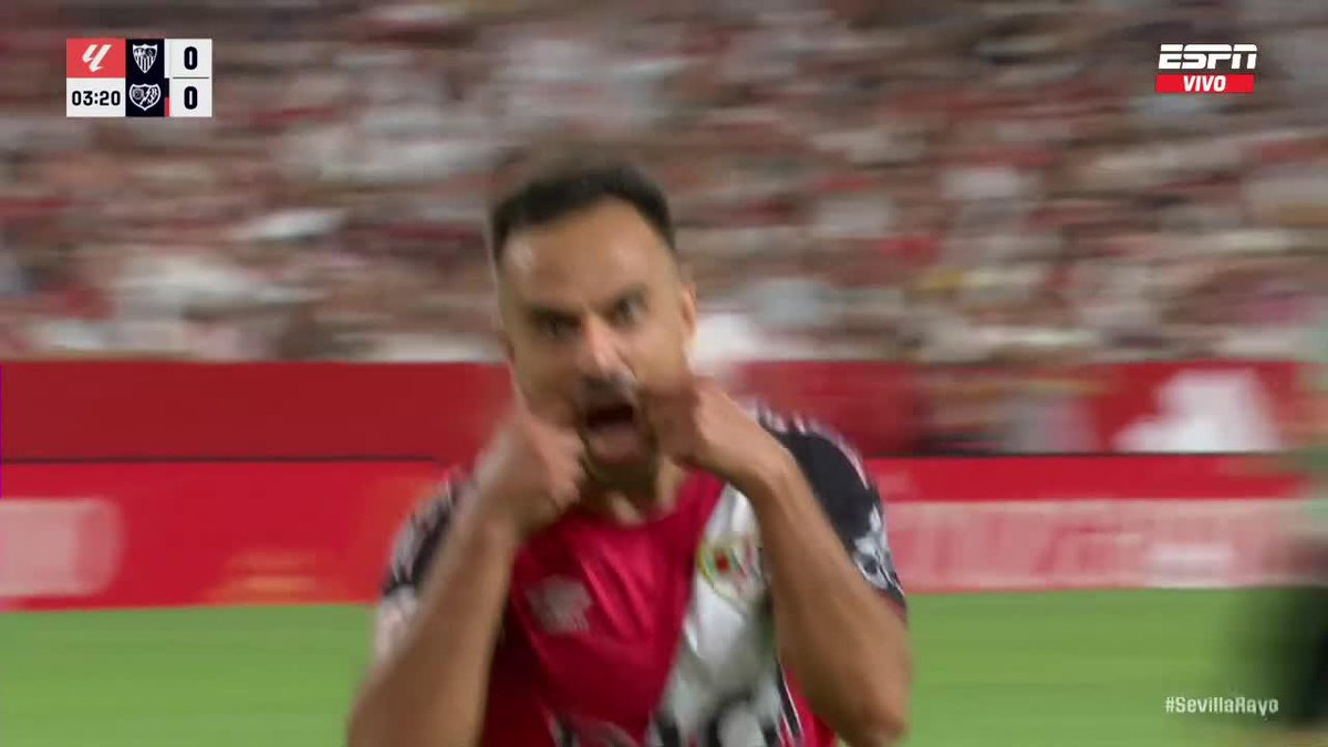 SEGUNDO PARTIDO DE #LaLigaxESPN Y YA LLEGÓ UNO DE LOS BLOOPERS DE LA TEMPORADA: desentendimiento defensivo entre Sangante y Vlachodimos, que aprovechó Álvaro García para el 1-0 del Rayo Vallecano al Sevilla. 📺 Mirá #LaLiga por #DisneyPlus Plan Premium