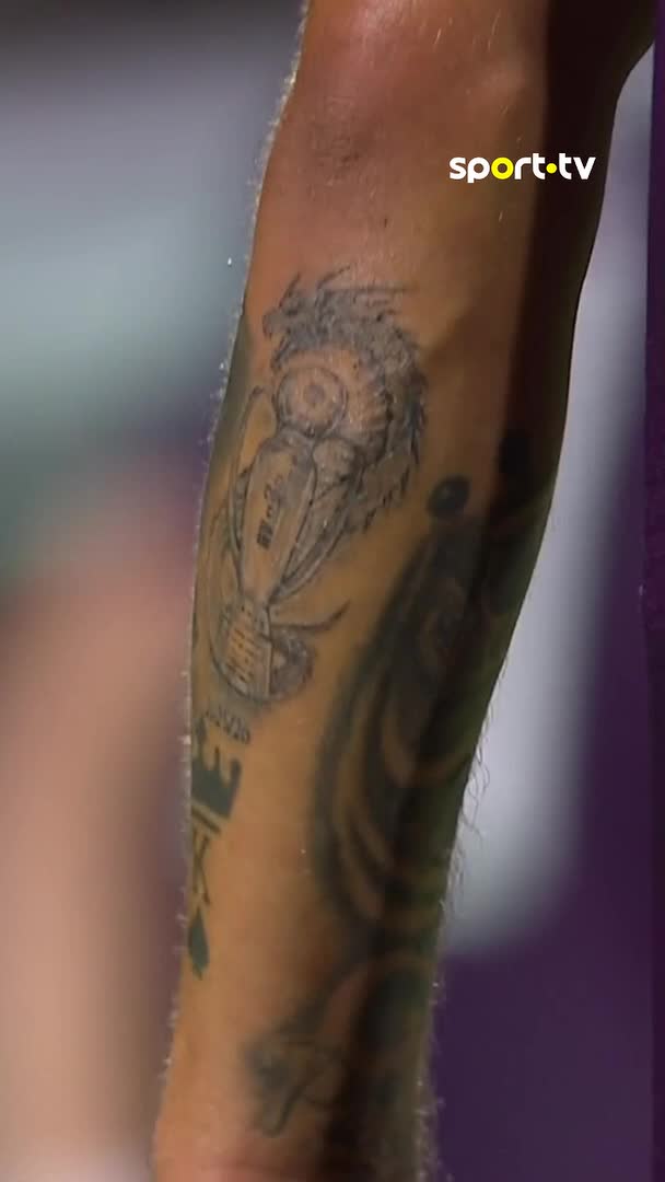 A tatuagem de Kiwior a relembrar a conquista dos 🐉 na época passada 🏆 #sporttvportugal #LIGAnaSPORTTV #LigaPortugalBetclic #RioAveFC #FCPorto