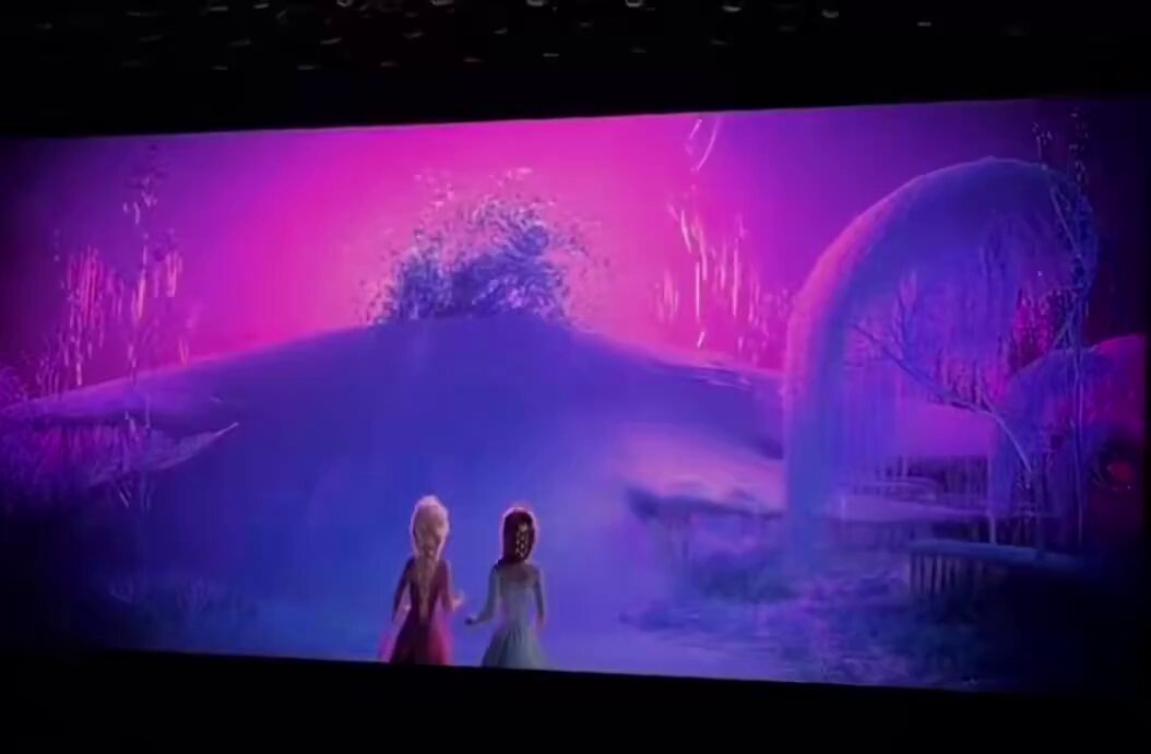 🚨🚨 De acordo com a música cantada na #D23, a vilã de Frozen 3 está atrás dos corações da Elsa e da Anna A misteriosa vilã é um espelho da Elsa, uma pessoa que afundou nas trevas dos próprios poderes e usa ele para o mal ❄️💙 Ela provavelmente não será derrotada nesse filme 😬