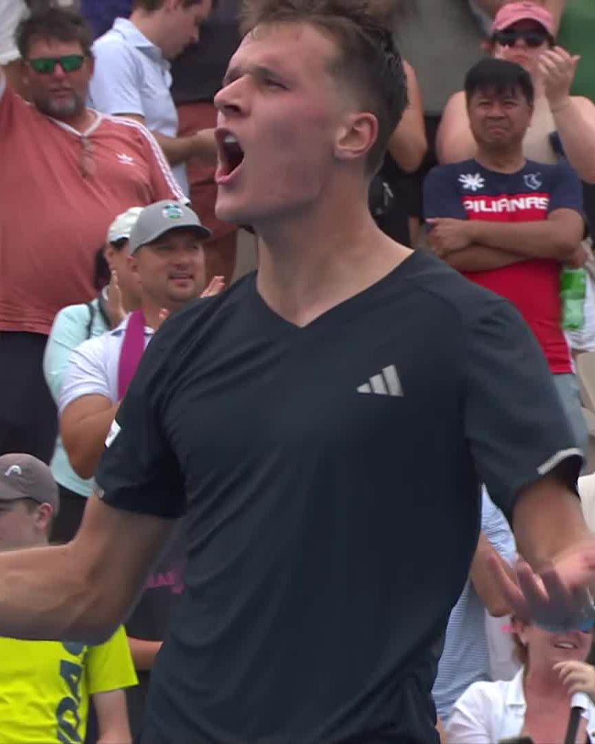 Give the man some love 🔥 Jakub Mensik rallies from a break down in the third to defeat Bellucci, 7-5 2-6 7-6. #CIncyTennis