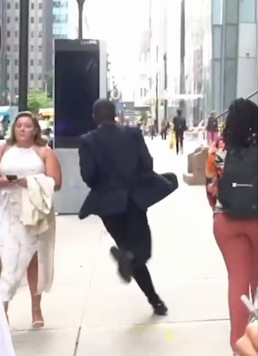 Cody Rhodes met this fan days before he finished the story & it’s one of the most wholesome moments ever 😭 LOOK AT THE WAY HE RAN OFF AT THE END OF THE VIDEO HE WAS SO HAPPY.