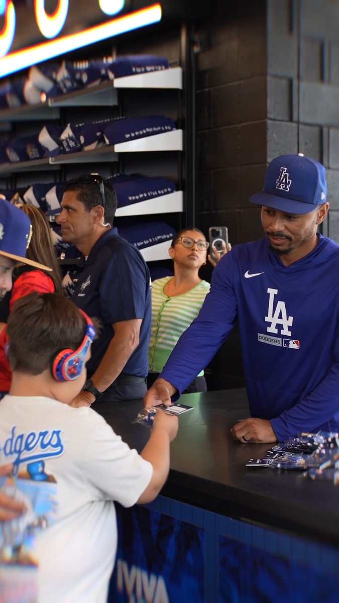 Mookie surprising fans at the team store with his All-Star Pieces necklaces. 🥹 Be sure to pick yours up at the stadium!