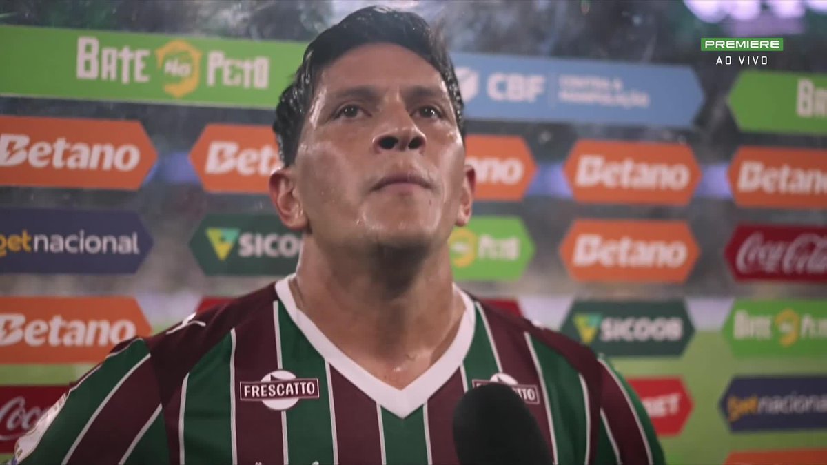 “O time se comportou da forma que a gente sempre foi: um Time de Guerreiros. Graças a Deus, hoje fizemos um grande jogo, com muita raça e com a nossa torcida cantando. É o que a gente precisa: que eles venham aqui para apoiar. Eles sabem que, quando vêm aqui e cantam, a gente é diferente em campo. Então, por favor, torcedor, nunca esqueça disso.” “Temos que ter essa raça, que a gente perdeu um tempo atrás, mas agora recuperamos.” 🎙️ Cano, após Fluminense 3x2 Palmeiras. 🎥 Premiere | ge