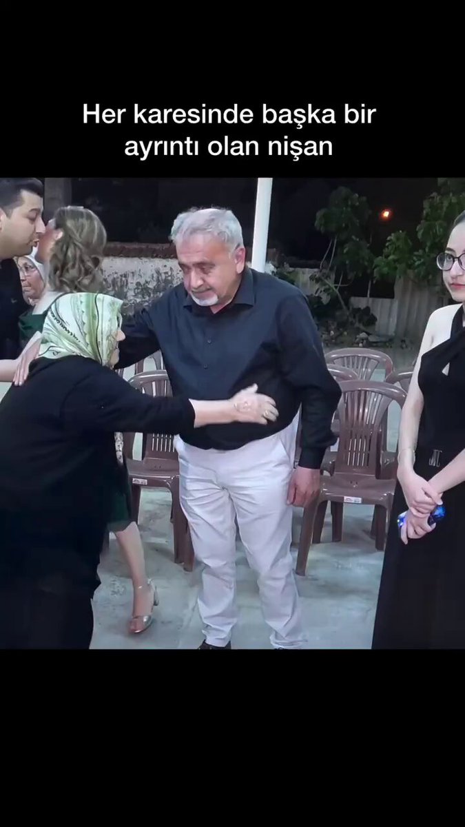 Bir genç, her karesinde farklı ve ilginç detaylar barındıran kendi nişan törenine ait görüntüleri yayınladı.