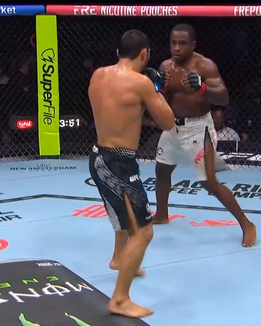 JEREMIAH WELLS WITH THE UPSET 🤯 Philadelphia's own gets it done with a guillotine choke in the third round !! [ #UFC330 is LIVE NOW on @ParamountPlus ]