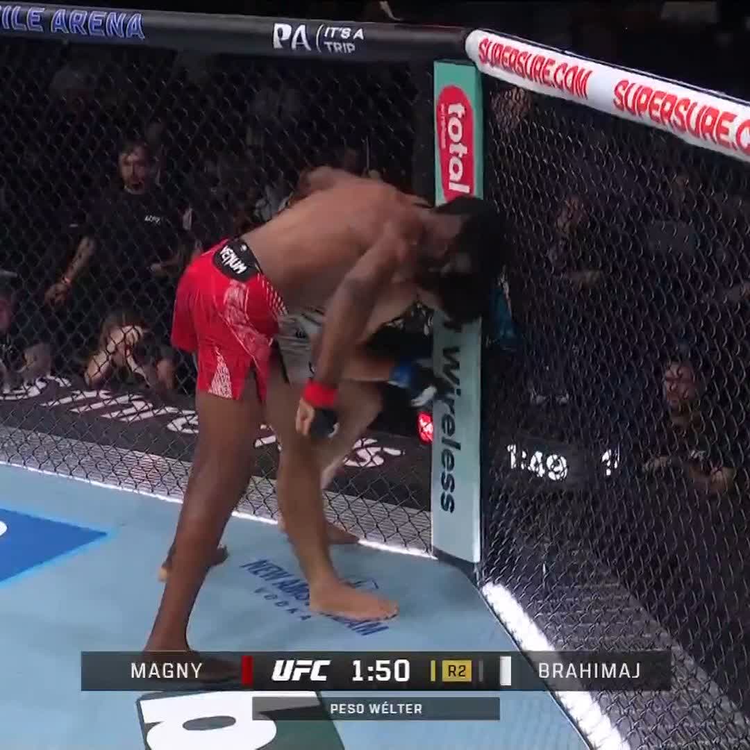 UNC STILL GOT IT 🫡 Neil Magny TABASSE Ramiz Brahimaj et l’emporte au deuxième round 💥 #UFC330