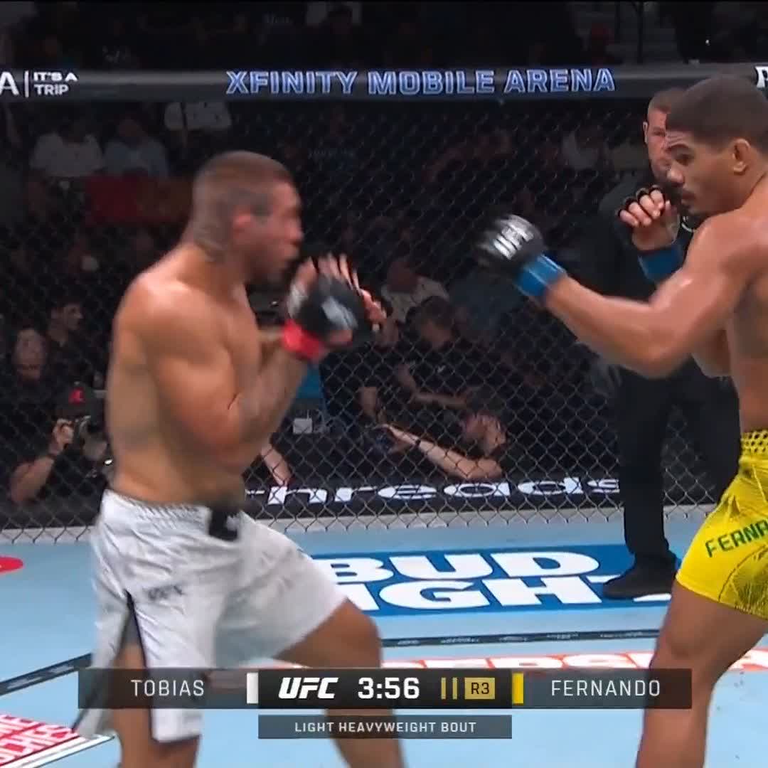 🤩 Quelle façon de faire ses débuts à l'UFC ! Lucas Fernando s'impose par TKO au troisième round 📺 Regardez les prélims de l’#UFC330 EN DIRECT sur UFC Fight Pass