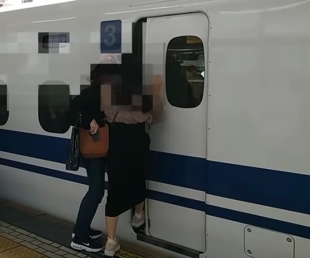 女さん 足を挟んで新幹線に乗ろうとして 無事に失敗。帰省を逃す…