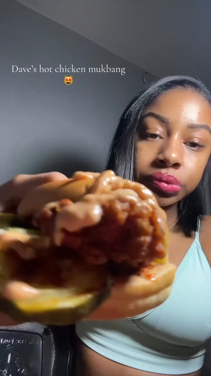i be blowing the stickiest ropes to stuff like this but don’t judge me yall 🥴 #girlseating #biglips #DSL #lipcontent #faceporn