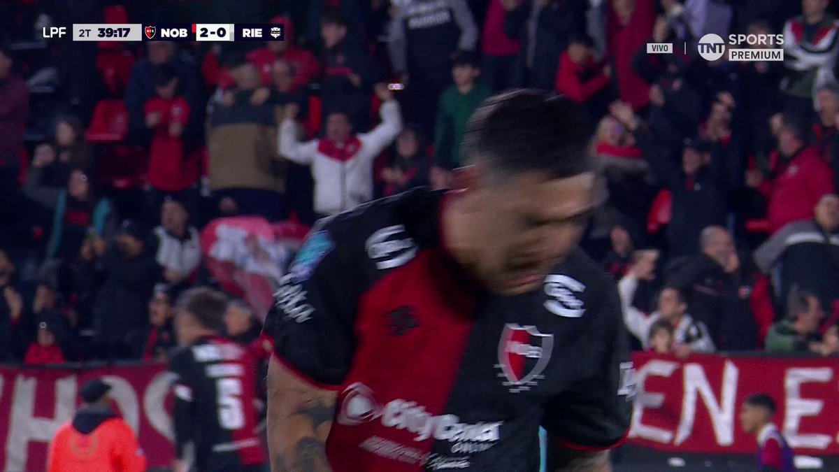 MAZZANTI APARECIÓ PARA AMPLIAR EL MARCADOR Walter Mazzanti disparó un derechazo y aumentó la ventaja de Newell's frente a Riestra. Viví el Torneo Clausura 2026 por TNT Sports Premium y disfrutalo también en HBO Max 👉 #Suscribite #LPFxTNTSports