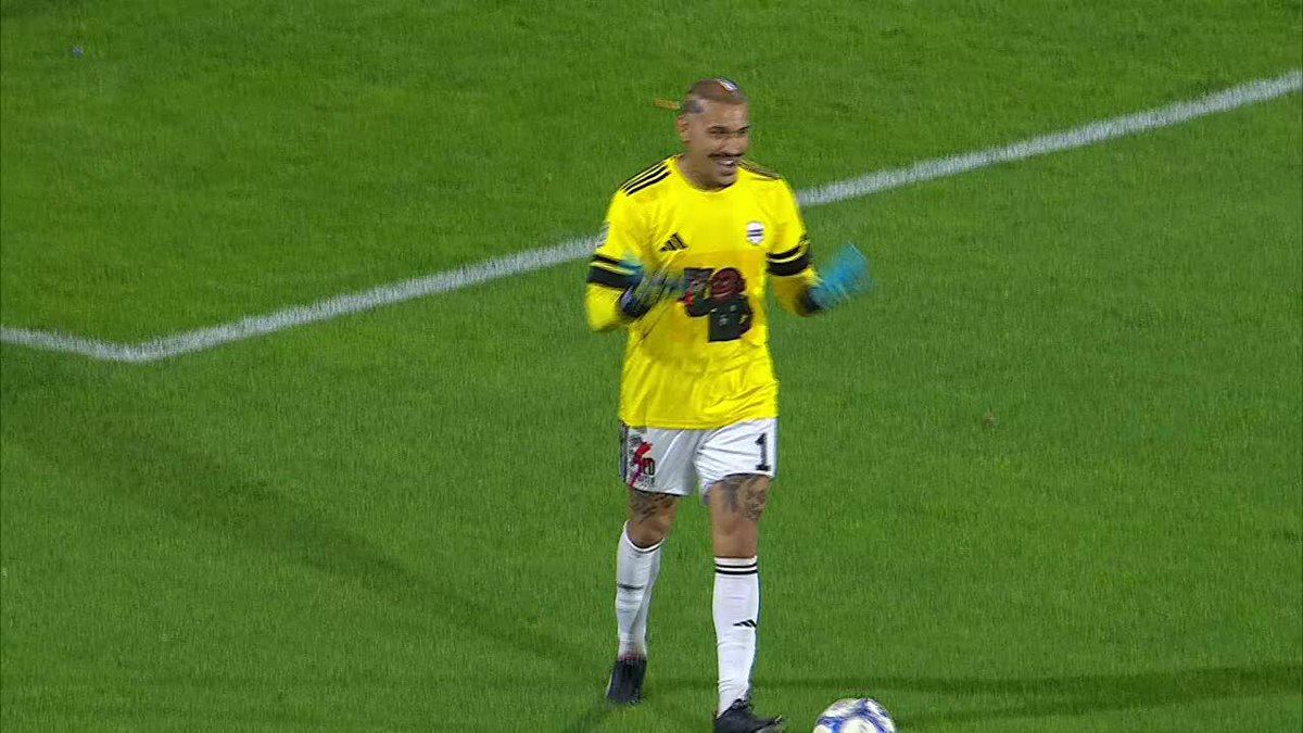 SI DIVIERTE NACHO ARCE... El arquero de Deportivo Riestra bajó la pelota con el pecho y realizó el popular 'six seven' con una sonrisa en el rostro. ¡Un personaje único del fútbol argentino!