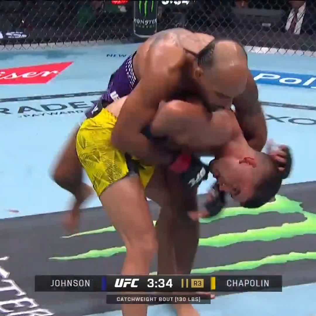 😰 Il a repris le contrôle au dernier round ! Charles Johnson s'impose par soumission au troisième round 📺 Regardez les prélims de l’#UFC330 EN DIRECT sur UFC Fight Pass et 🇫🇷 RMC Sport