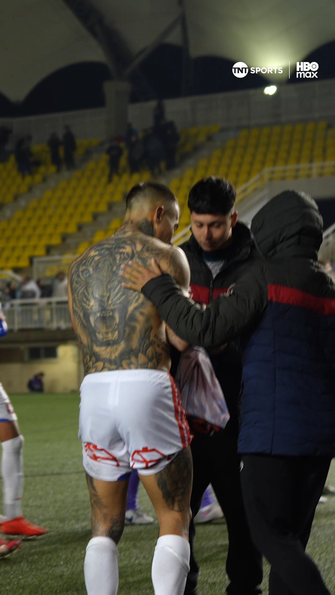 💙❤⚽ PURO AMOR PARA TURBOMAN Tras terminar el partido ante Deportes Limache como capitán de #LaU, Eduardo Vargas se dio el tiempo de compartir con la gente limachina que lo saludó tras el partido de este #MatchdaySábado. Solo por $8.990/mes en los primeros 6 meses*, puedes ver el Superclásico, el Universitario y el Clásico con tu plan mensual de TNT Sports. #PromoTNTSports